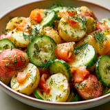 Un bol de salade aux pommes de terre et truite fumée.