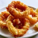 Calamars frits croustillants avec des quartiers de citron.